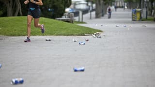 An der Zürcher Seepromenade liegen zahlreiche leere Bierdosen. An der Zürcher Seepromenade liegen zahlreiche leere Bierdosen.