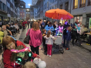 Menschen stehen links und rechts einer Gasse in der Aarauer Altstadt