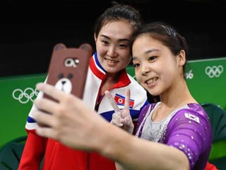 Lee Eun-Ju (r.) macht ein Selfie mit Hong Un-Jong.