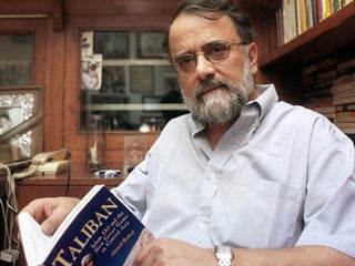 Ahmed Rashid in seinem Arbeitszimmer, das Buch "Taliban - Militant Islam, Oil and Fundamentalism in Central Asia" in den Händen haltend.