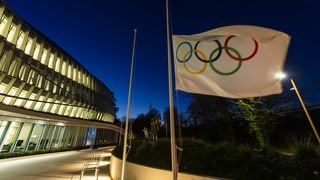 Eine Olympiafahne weht vor dem IOC-Sitz in Lausanne.