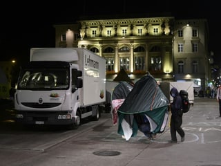 Aktivisten mit Zelten. 