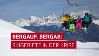Text: Bergauf, Bergab: Skigebiete in der Krise - 4 Personen in Skiausrüstung auf Skilift mit Bergkulisse im Hintergrund