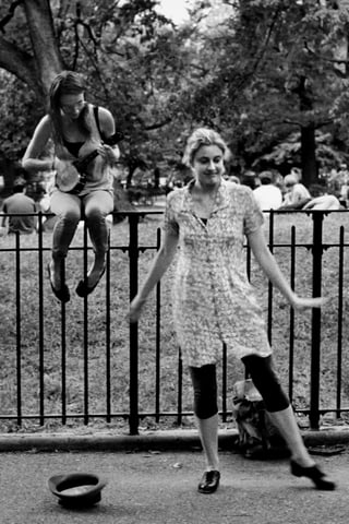 Greta Gerwing als Frances tanzend vor einem Park.