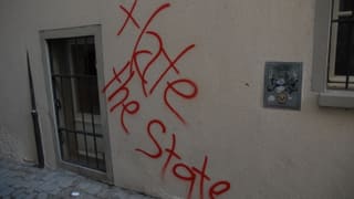 Sprayerei mit dem Spruch "Hate the State"