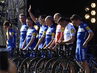 Deceuninck-Quick Step vor dem Start zur Tour de France in Brüssel. Deceuninck-Quick Step vor dem Start zur Tour de France in Brüssel.