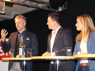 Rainer Maria Salzgeber spricht, seine Kollegen hören zu.