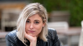 eine junge blonde Frau schaut etwas nachdenklich in die Kamera eine junge blonde Frau schaut etwas nachdenklich in die Kamera