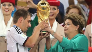Rousseff übergibt Pokal an Lahm.