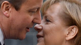 David Cameron und Angela Merkel küssen sich zur Begrüssung.