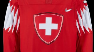 Das Schweizer Kreuz als Schild auf rotem Grund und «Mut. Vertrauen. Stärke. Stolz.»geschrieben im Kragen - das Nati-Trikot für die olympischen Witnerspiele..