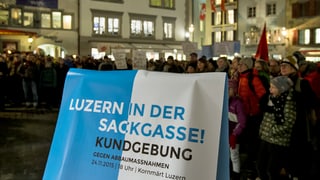Ein Plakat mit Menschen im Hintergrund