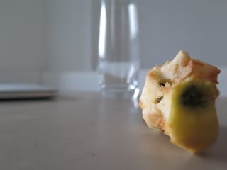 Apfel-Kerngehäuse liegt auf dem Tisch des Börsenhändlers.  