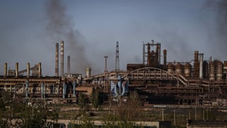 Rauch über dem belagerten Stahlwerk Asowstal in Mariupol.