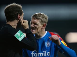 ... und das darf er nicht. Für diese Aktion gab's korrekterweise und trotz ausgiebigen Reklamationen Penalty. Bochum konnte zum zwischenzeitlichen 1:1 ausgleichen. Am Ende brachte der kurioseste Penalty in der Bundesliga-Geschichte aber doch nichts: Bochum verlor schliesslich mit 1:2.