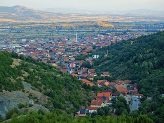 Die Stadt liegt in einem Tal zwischen zwei Bergen.