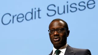 CS-CEO Thiam an einer Medienkonferenz vor dem Logo der Bank. 