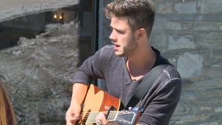 Luca Hänni spielt Gitarre. 