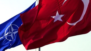 Flaggen von Nato und Türkei.