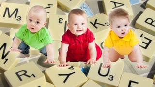 Drei Babies und Scrabble-Steine.
