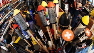 Viele Raketen in einer Box in einem Laden.