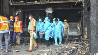 Helfer an Brandstätte
