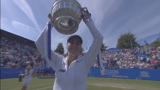 Bencic hält ihren ersten Pokal auf der WTA-Tour in die Höhe. 