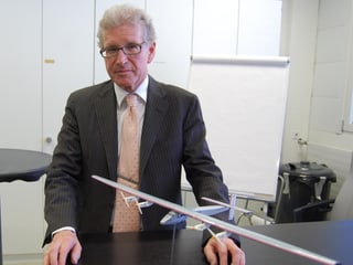 Lantal-Entwicklungsleiter Roland von Ballmoos mit einem Modell der Solar Impulse 2