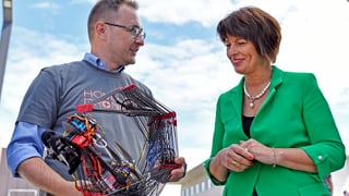 Leuthard und ein Mann, dieser hat eine Drohne in der Hand und spricht zur Bundesräitn. Leuthard und ein Mann, dieser hat eine Drohne in der Hand und spricht zur Bundesräitn.