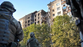 Ukrainische Soldaten vor einem zerbombten Haus in Lisischansk, nahe Lugansk.