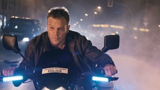 Matt Damon fährt Motorrad.