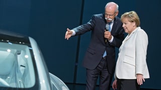 Merkel mit Mercedes-Chef Zetsche (Frankfurt 2015)