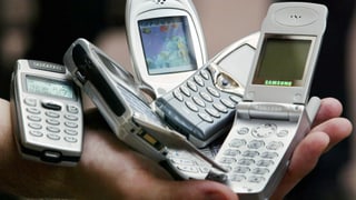 Mobiltelefone in einer Hand