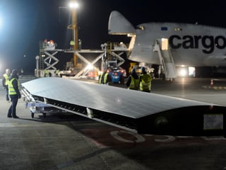 Teile des Solarflugzeugs werden in den Jumbo-Jet verladen