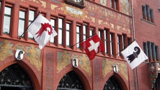 Basler Rathaus mit Flaggen von Basel-Stadt und Baselland