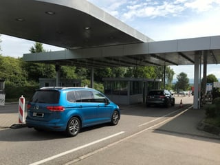 Ein blauer PW mit Zürcher Nummernschild nähert sich dem Zollamt