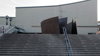 Die Treppe zum Theater Basel unter der Serra-Plastic
