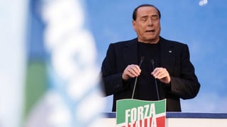 Berlusconi spricht zu seinen Anhängern vor dem Palazzo Grazioli in Rom