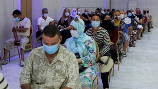 Menschen warten in einem Impfzentrum in Tunis, aufgenommen am 1. August 2021.