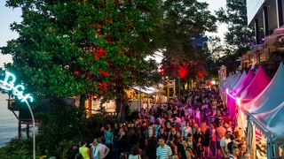 Promenade, überfüllt mit Menschen, Abendstimmung. Promenade, überfüllt mit Menschen, Abendstimmung.
