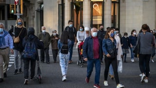 Menschen mit Masken in den Strassen von Barcelona.