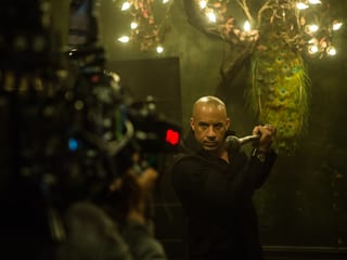 Im Vordergrund unscharf: Die Filmkamera. Im Hintergrund scharf: Hauptdarsteller Vin Diesel.
