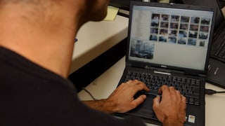 Mann an einem Computer Mann an einem Computer