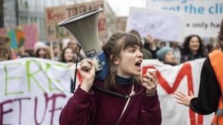 Junge Frau mit einem Mikrofon Junge Frau mit einem Mikrofon