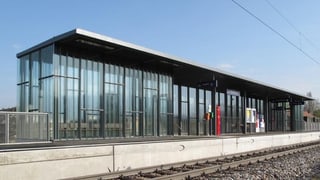 Die moderne Haltestelle Niederholz der S-Bahn ins Wiesental