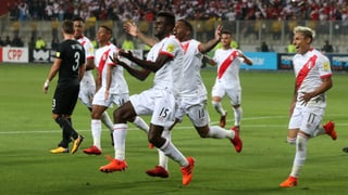 Das Team von Peru bejubelt das 2:0 in der Barrage über Neuseeland.