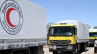 Lastwagen-Konvoi des syrisch-arabischen Roten Halbmondes.