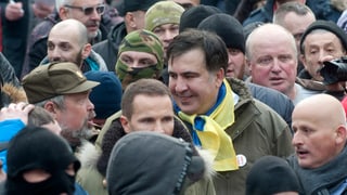 Saakaschwili lächelt in der Menge.