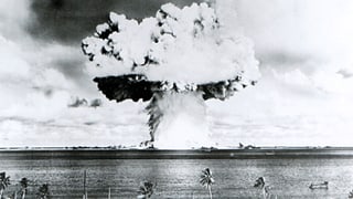 Test einer Atombombe auf dem Bikini-Atoll im Juli 1946 durch die USA.