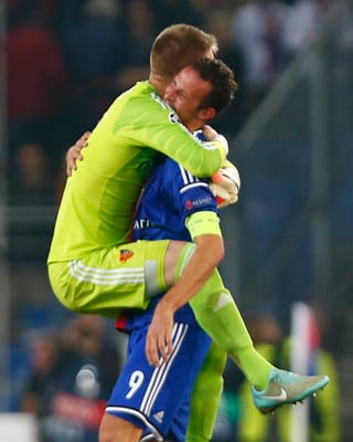 Basel-Keeper Vaclik feiert Torschütze und Captain Streller nach dem 1:0-Heimsieg in der Champions League gegen Liverpool.